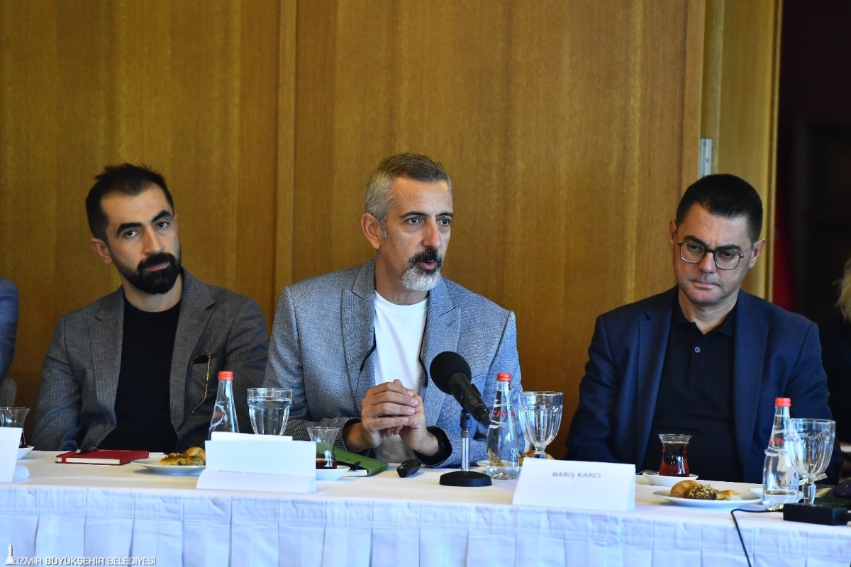 Toplantıda konuşan Prof. Dr. Koray Velibeyoğlu ve diğer yetkililerin bulunduğu görsel