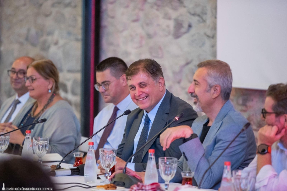 İZPA Bilim Kurulu toplantısında Dr. Cemil Tugay ve Prof. Dr. Koray Velibeyoğlu, diğer yetkililer ile yan yana oturuyor