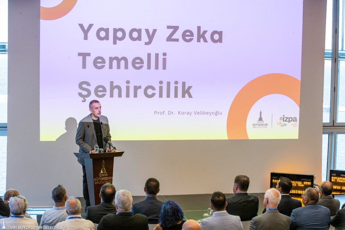Kamusal Hizmetlerde Yapay Zekâ Kullanımı Çalıştayı’nda konuşan Prof. Dr. Koray Velibeyoğlu'nun fotoğrafı