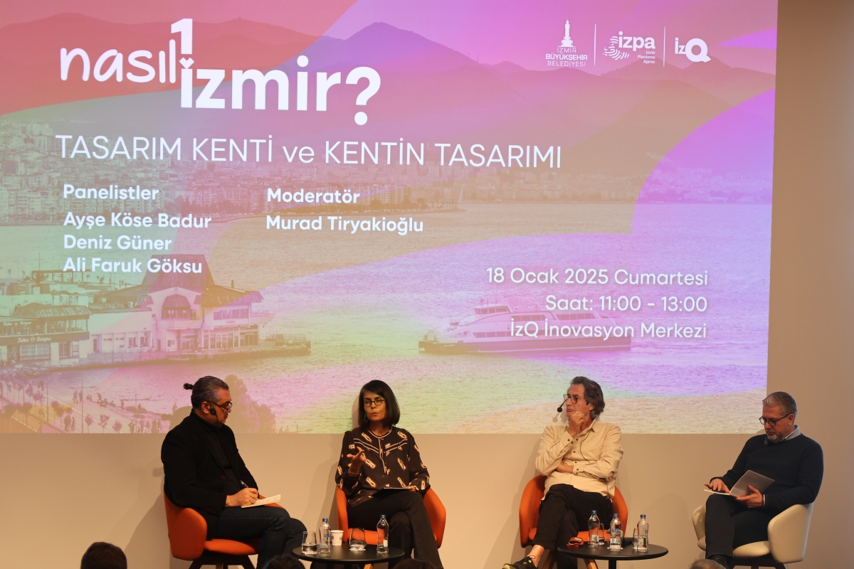Panelistler ve moderatör sahnede otururken görülüyor