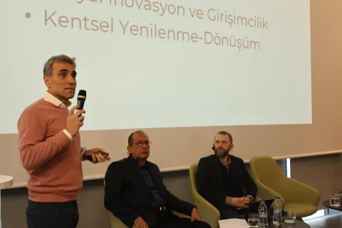 Prof. Dr. Aykut Lenger, sahnede konuşuyor