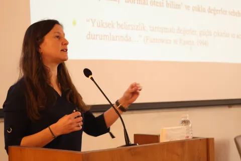 Doç. Dr. Irmak Ertör kürsüde konuşurken görülüyor