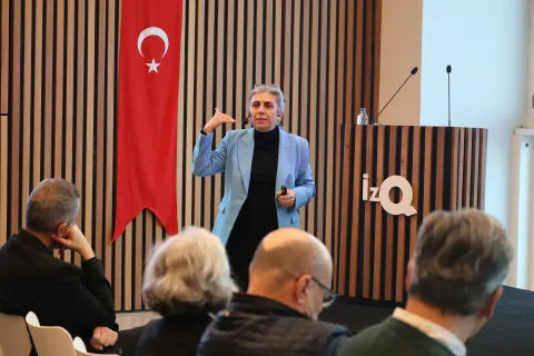 Panelist Mevhibe Tümüklü, ayakta konuşurken görülüyor