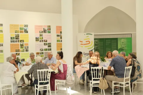 Katılımcıların bulunduğu iki masa görülüyor